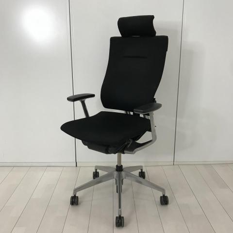 【チェアが人に合わせて変化する!気配りという日本の美徳を形にしたチェア!】■イトーキ(ITOKI)製 スピーナ(Spina)チェア 肘付エクストラハイバック クロスバックタイプ ■固定肘・ヘッドレスト付 ■ブラック【弊社使用欄:A01053175】