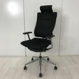 【チェアが人に合わせて変化する！気配りという日本の美徳を形にしたチェア！】■イトーキ(ITOKI)製　スピーナ(Spina)チェア　肘付エクストラハイバック　クロスバックタイプ　■固定肘・ヘッドレスト付　■ブラック【弊社使用欄：A01053175】