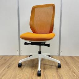 ★オカムラ製　シルフィ　オレンジ　ホワイトフレーム　肘無し　ハイバック　背面メッシュ　前傾チルト機能付き！　オカムラ製品で最も人気を集める高機能メッシュチェア！　肘無しハイバックチェア！！