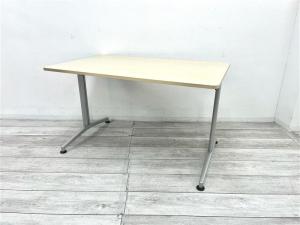 【シンプルなデザインのミーティングテーブル！】■イトーキ/DDシリーズ　■木目ナチュラル　■シルバー脚　■2～4人使用向け！