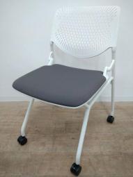 【定価約7万円】2017年製【オシャレなホワイト×グレーカラー】■オカムラ製　ルナ　ネスティングチェア