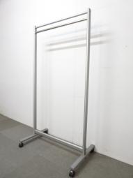 【10～15人程度のご利用に最適！】■オカムラ製　コートハンガー　W900mm　シルバー　■キャスター付ハンガーラック