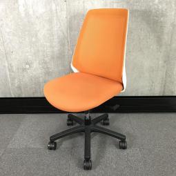 入替セール品につきお値下げ！【フレッシュなオフィスになること間違いなし！人気のメッシュチェア】■イトーキ(ITOKI)　ノナ（nona）チェア　　背面メッシュ　■サークル肘　■アンバーオレンジ　【デスクに納まりの良いコンパクト設計】