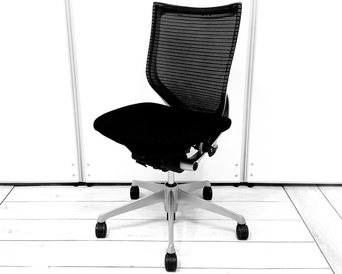 【人間工学に基づいた快適設計で身体にやさしくフィット！】■オカムラ　バロンチェア　ブラック　ホワイトシェル　■上質な座り心地を体感できます！★
                        バロンチェア
                                    中古
            