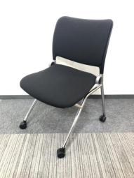 【定価7万円】【分厚いクッションが長時間の着座を快適な座り心地へ！】■ウチダ(UCHIDA)製　ブルーメシリーズ　ネスティングチェア　ミーティングチェア　ファブリックタイプ　■ブラック　オフィスバスターズ　神戸店
