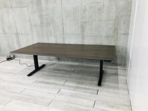 【電動で高さ調整可能・立ち姿勢を取り入れた新しいワークスタイルへ！】■オカムラ(okamura)製　昇降テーブル　ミーティングテーブル　W2400×D1200×H700～1250㎜　■天板：木目ダーク/T字脚：ブラック　【入替セールにつき20%OFF！】