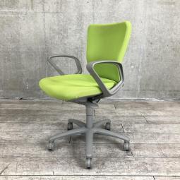 【長年愛されるロングセラー商品！厚めのクッションで疲れにくい！】■オカムラ(okamura)製　■カロッツァチェア　■肘付き/サークル肘　■ローバック　■色：ライトグリーン×グレーシェル　【弊社使用欄：A01050766】【KN】