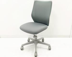 【2022年製】【やわらかな座り心地を実現するメッシュチェア！腰への負担を減らすS字形状！】■オカムラ(okamura)製　CG-Mチェア　肘無し　ローバック　背面メッシュ　■グレー×ホワイトシェル×グレー脚【弊社使用欄：A01046723】