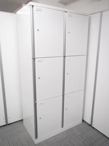 【上質でスタイリッシュなデザイン！】■オカムラ製　6人用ロッカー　2列3段タイプ　ネオホワイト　■シルバーの長把手はどこからでも開閉操作可能で使いやすい！【OKAMURA　SW】