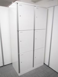 【上質でスタイリッシュなデザイン！】■オカムラ製　6人用ロッカー　2列3段タイプ　ネオホワイト　■シルバーの長把手はどこからでも開閉操作可能で使いやすい！【OKAMURA　SW】