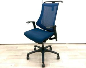 【在庫入替セール品！（本在庫限定価格）】■イトーキ(ITOKI)製　■エフ(f)チェア　■肘付き/可動肘　■ハイバック　■背面/メッシュ　■コートハンガー付き　■ネイビーブルー×ブラックシェル【弊社使用欄：A01037319】