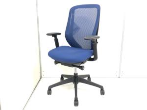 【前傾チルト機能付き！オカムラ製品で最も人気を集める高機能メッシュチェア！】■オカムラ(okamura)製　シルフィ(Sylphy)チェア　肘付ハイバック　背面メッシュ　■可動肘　■ブルー×ブラックシェル【AD】