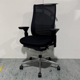 【1脚限定の為、クレジット決済優先！】【前傾から後傾まで様々な姿勢をサポート！ワンランク上の座り心地！】■コクヨ（KOKUYO）製　ベゼル（Bezel）チェア　肘付き　ハイバック　ファンクショナルタイプ（前傾姿勢対応）　■背面メッシュ　■可動肘　■ランバーサポート/コートハンガー付き　■ブラック