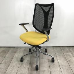 【上質な座り心地のオフィスシーティング！メッシュで快適に！】 ■オカムラ(okamura)製　サブリナ (Sabrina)　肘付ハイバック　■固定肘　■背もたれメッシュ　■マンゴーイエロー【入替セールにつき40%OFF！】
