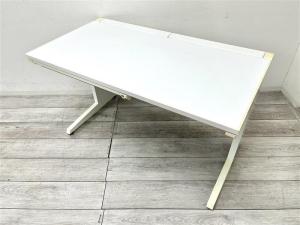 【在庫入替セール品】【定価約9万円】【レアな鍵付きの引き出し付！平机の入荷です！！】【人気シリーズのホワイトカラー】■オカムラ製　アドバンス　■ホワイト　■W1200 D700 H720　※引き出しは片側のみついております。