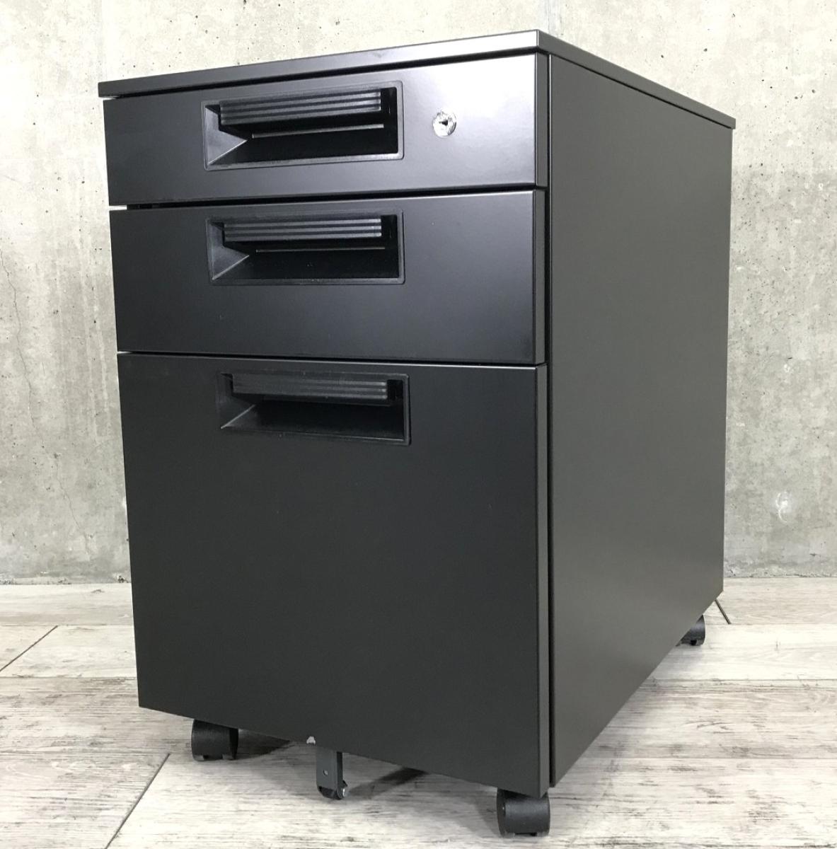 【クールでスタイリッシュなブラックワゴン入荷！】■プラス製　3段ワゴン　ブラック　■デスク下の収納・書類管理に！【デスクサイドキャビネット】【PLUS　LEED】
                        その他シリーズ
                                    中古
            