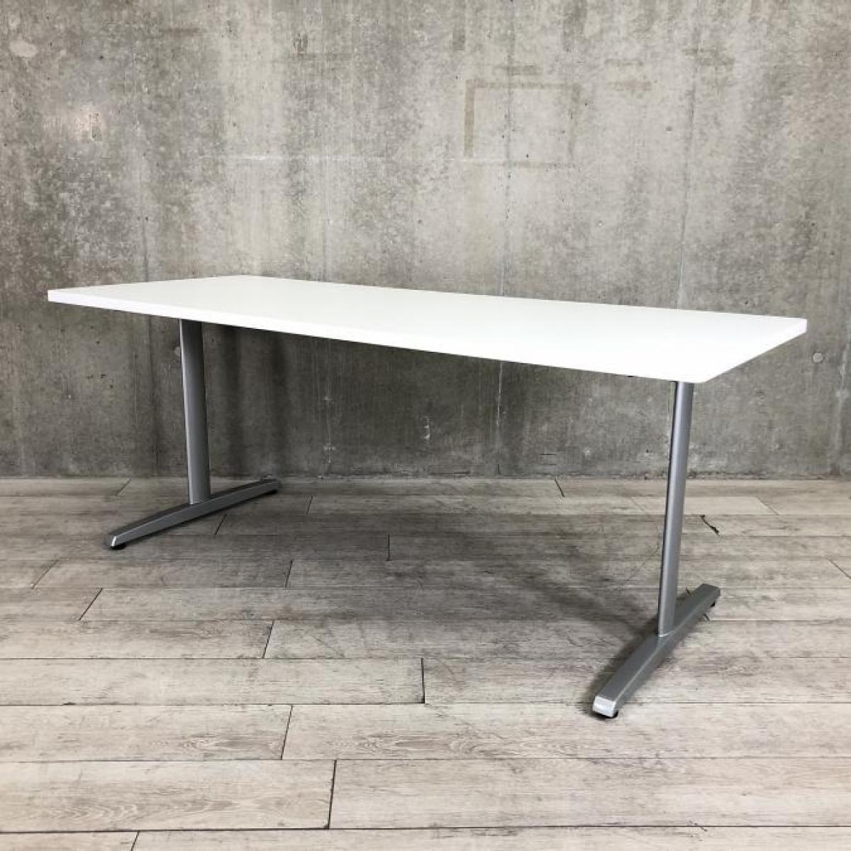 【シンプルなデザイン性でさまざまスペースに適応！】■オカムラ製　ミーティングテーブル　W1800×D750㎜　天板：ホワイト　Ｔ字脚　■ちょっとした打ち合わせや作業にもオススメの会議テーブル！
                        その他シリーズ
                                    中古
            