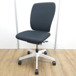 ★【T1】【商品入替のため、残り1脚限り】イトーキ製　フルゴ　ブラック　ホワイトフレーム　肘無し　ハイバック　背もたれクロス　座る人を選ばない、シンプルスタイルなオフィスの定番シリーズ！　把手付きで汚れ対策＆持ち運びラクラク！　肘無しハイバックチェア！！