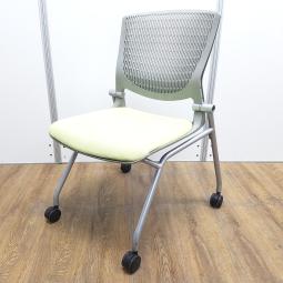 ★【訳あり品：カバー不足、座面汚れ】オカムラ製　グラータ　グリーンｘグレー　背面樹脂メッシュ　スリット構造のシェルがワーカーを軽やかに受け止める！　肘無しミーティングチェア　ネスティングチェア！！※保障対象外品になります。