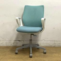 【在庫入替セール】オカムラ　CG-M　肘付きチェア（デザインアーム）　背面：メッシュ　セージ×ホワイトフレーム　コートハンガー付き