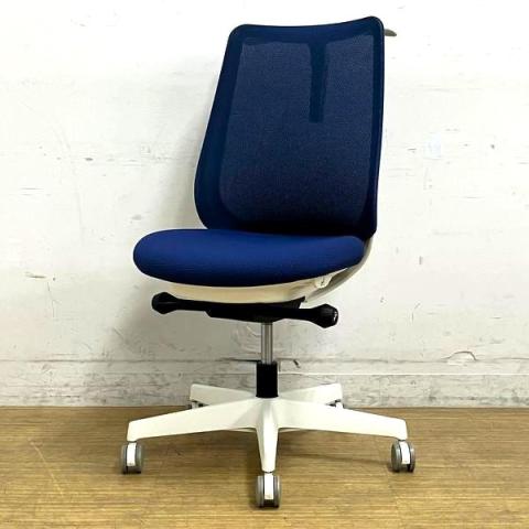 【在庫入替セール】オカムラ　Potam（ポータム）　スタンダードバック　背メッシュタイプ　肘無しモデル　ミディアムブルー×ホワイトフレーム　コートハンガー付き【愛知・名古屋・豊田・静岡・浜松】