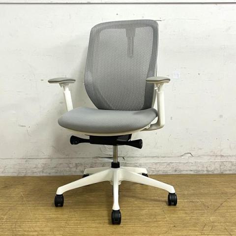 オカムラ　シルフィーチェア　ハイバック（メッシュ）　アジャストアーム　ライトグレー×ホワイト　コートハンガー付き　前傾機能搭載でデスクワークが快適に【愛知・名古屋・豊田・静岡・浜松】