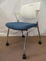 【在庫入替セール】【小さめの肘がついたスタイリッシュなデザイン！】■オカムラ　パート (Part) シリーズ　スタッキングチェア　ミーテイングチェア　■座面：プラム（ブルー）　背メッシュ：ホワイト　■キャスター付き【K1】