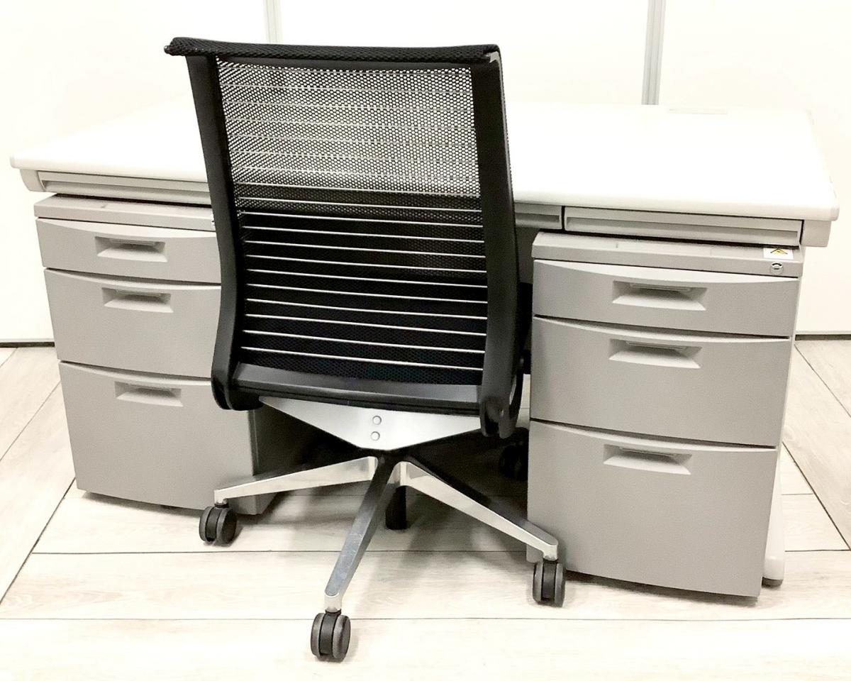 【セット商品（デスク×1台、ワゴン×2台+
チェア×1脚）】【使い勝手の良い３段収納の疑似両袖机！】上長席/役員席　大人気／定番　◆Okamura／オカムラ　◆SD-V／エスディーブイ ※横浜本店撮影画像※
                        SD-Vシリーズ
                                    中古
            