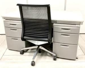 【セット商品（デスク×1台、ワゴン×2台+
チェア×1脚）】【使い勝手の良い３段収納の疑似両袖机！】上長席/役員席　大人気／定番　◆Okamura／オカムラ　◆SD-V／エスディーブイ ※横浜本店撮影画像※