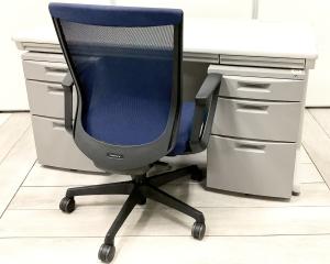 【セット商品（デスク×1台、ワゴン×2台+チェア×1脚）】【使い勝手の良い３段収納の疑似両袖机！】上長席/役員席　大人気／定番　◆Okamura／オカムラ　◆SD-V／エスディーブイ ※横浜本店撮影画像※