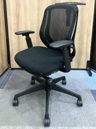 【訳アリ品】【前傾チルト機能付き】【オカムラ製品で最も人気を集める高機能チェア！】■オカムラ（okamura）製　シルフィ（Sylphy）チェア　肘付き　ローバック　背面メッシュ　■可動肘・ハンガー付き　■ブラック