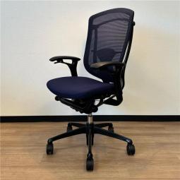 【訳あり品】世界で認められた革新的な大人気オフィスチェアが入荷！肘掛部分で調整が可能なスマートオペレーション搭載！他では得られない最高級の座り心地を！【在庫入替セール品！】
■オカムラ/コンテッサ/ダークブルー×ネオブラックボディ　背メッシュ/座クッションタイプ　可動肘　上下昇降不可