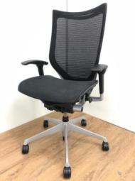 大人気シリーズの中でも需要の高いブラック×オールメッシュ×可動肘付き！人間工学に基づいた座り心地抜群の逸品！
■オカムラ/バロン/ブラック　ヘッドレスト付き