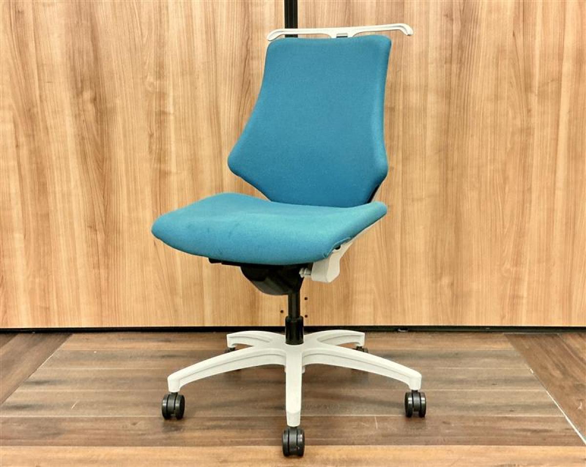 【姿勢の変化にフレキシブルに対応！座り心地も抜群な高機能チェア！】■イトーキ（ITOKI）製　エフ（f）チェア　肘無ローバック　クロスバックタイプ　■ストロングブルー×ブラックシェル【AD】
                        エフクロス
                                    中古
            