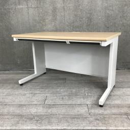 【ゆとりのあるワークスペースで作業効率アップ！デュアルディスプレイや資料を広げる方に！】■プラス(PLUS)製　フラットラインシリーズ　平デスク　W1200mm　■引き出し付き　■天板：木目ナチュラル(メープル調)/脚：ホワイト