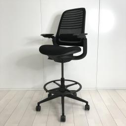 【ワーカーに求められる要素を全て網羅した新生ワークチェア！】■スチールケース(Steelcase)製　シリーズ ワン(series1)チェア　肘付き　ローバック　背面メッシュ　カウンターチェア　■可動肘・ランバーサポート・足掛け付　■ブラック