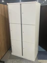 【中古だと珍しい縦型ロッカー！工場・倉庫・病院などの定番商品です！】■オカムラ　SWシリーズ　8人用更衣ロッカー　縦型ロッカー　W900×D515㎜　■シリンダー錠　■ホワイト