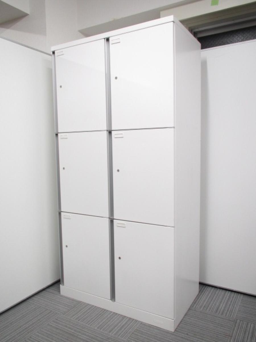【上質でスタイリッシュなデザイン！】シルバーの長把手はどこからでも開閉操作可能で使いやすい！
■オカムラ/SWシリーズ/ホワイト　6人用ロッカー　2列3段タイプ
                        SWシリーズ
                                    中古
            