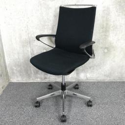 【グッドデザイン賞受賞！優しく包み込む座り心地！機能とデザイン性が融合した大人気チェアが入荷！】■オカムラ（okamura）製　モードチェア　■CROSS（ミックス）　デザインアーム付　■色：ブラック　【弊社使用欄：A01038486】