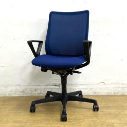 オカムラ　フルーエントチェア　肘付きローバックモデル　デザインアーム（固定肘）　メッシュタイプ　ミディアムブルー×ブラックフレーム