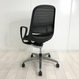【1脚限定】【斜めの座面が座りやすさの秘密！デザインが良く機能性も高い人気シリーズ！】■オカムラ製　ルーチェ　肘付ローバック　■ブラック　■背面メッシュ　■サークル肘　【関東倉庫在庫品】【弊社使用欄：A01028279】