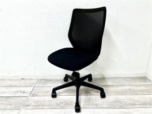 【定価約7万円】【背もたれメッシュのシンプルOAチェアの入荷です】■オカムラ製　CG-M　OAチェア　■ブラック　■背メッシュ　 ※ロット入荷