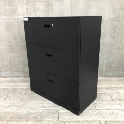 【大きく開いて収納物が見やすく、収納力も抜群！フラットで美しい！珍しいブラックカラー！】/オススメ(おすすめ) /人気商品【弊社使用欄：A01052023】■イトーキ(ITOKI)製 　エスキャビネット(eS)シリーズ　3段ラテラル　ローキャビネット　■ブラック　■シリンダー錠