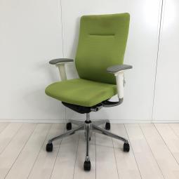 【シンプルなスタイリングに充実の機能を搭載したチェア！】■オカムラ（okamura）製　コーラルシリーズ　■可動肘　■背面・座面タイプ：クッション　■色：ライムグリーン