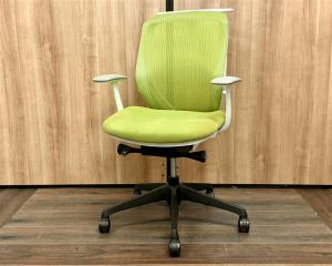 【オカムラ製品で最も人気を集める高機能メッシュチェア！前傾チルト機能付！】■オカムラ（okamura）製　シルフィ（Sylphy）　ローバック　肘付き　背面メッシュ　■色：ライムグリーン×ホワイト　■ハンガー付き【AD】