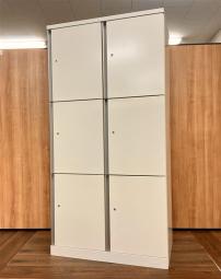 【上質でスタイリッシュなデザイン！】シルバーの長把手はどこからでも開閉操作可能で使いやすい！
■オカムラ/SWシリーズ/ホワイト　6人用ロッカー　2列3段タイプ【AD】