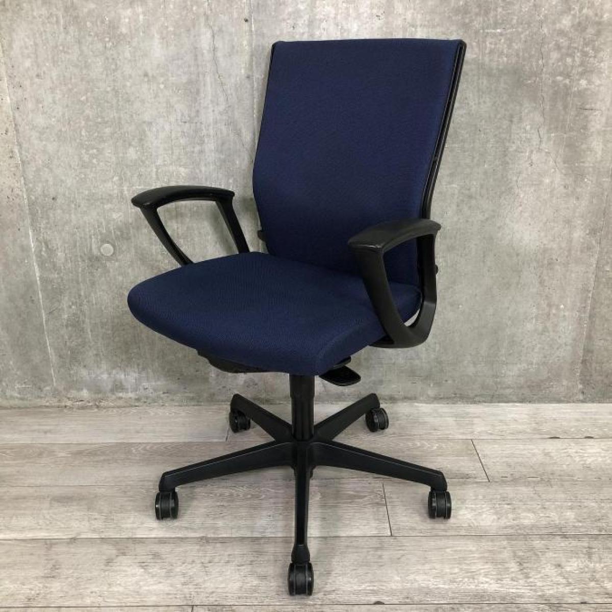 【長時間のデスクワークもランバーが快適にサポート！オフィスの定番チェア！】■オカムラ（okamura）製　エスクードチェア （ESCUDO）　肘付き　ハイバック　■サークル肘　■ランバー付　■ダークブルー×ブラックシェル
                        エスクード
                                    中古
            