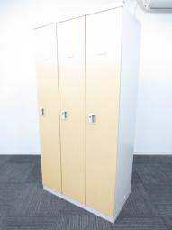 【ゆとりのある収納スペース！　衣類や個人の荷物・貴重品の管理にオススメ！】■生興（SEIKO）製　SLKシリーズ　3人用更衣ロッカー　■木目ナチュラル×ホワイト　■シリンダー錠