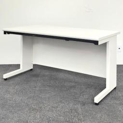 【4台入荷】■定番スタンダードなデザインで使いやすい！■プラス製　ホワイトカラー　1200サイズ　■チェア・キャビネットと一緒にいかがでしょうか　買い増し　増員　入替　事務所開設　起業　移転　引っ越し　オフィスバスターズ　心斎橋店