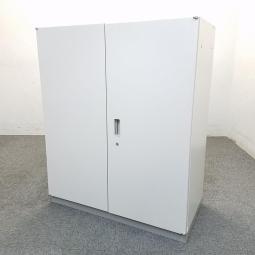 【オフィスの定番！大きく開いて見やすい両開き書庫！】■イトーキ(ITOKI)製　シンライン(THIN LINE)シリーズ　両開き書庫　ローキャビネット　H1100㎜　■シリンダー錠　■ニューグレー　オフィスバスターズ　神戸・三宮店